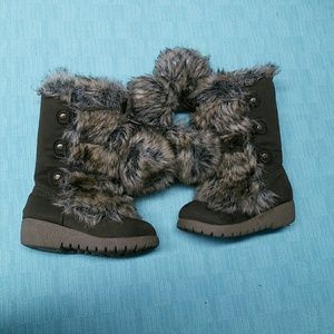 Old Navy fur boots sz 6